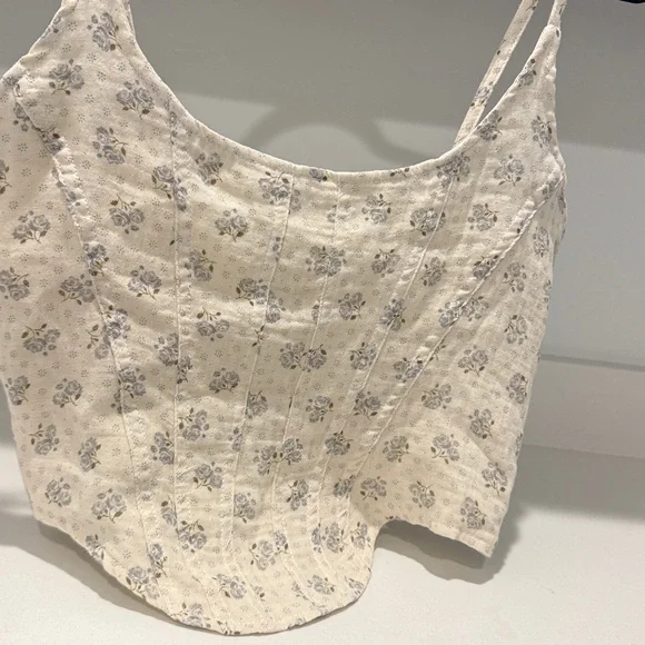 Olivaceous NWT Cream Isadora Floral Crop Top. Size M - Picture 4 of 8